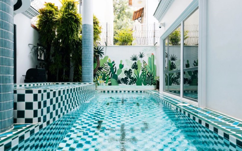 Gần như toàn bộ không gian trong nhà đều là do Mina Phạm quyết định phong cách thiết kế. Không gian nối liền 2 nhà được thiết kế một hồ bơi, được Mina phạm lấy cảm hứng từ một hồ bơi ở Bali. 
