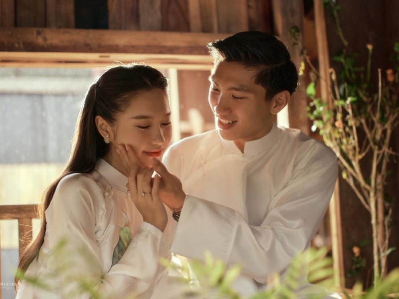 Mới đây, Truyền thông Hàn Quốc bất ngờ gọi Đoàn Văn Hậu và Doãn Hải My giống như cặp Beckham và Victoria của Việt Nam. Cặp đôi đã có nhiều năm yêu nhau và tiến tới hôn nhân bằng một hôn lễ đầy lãng mạn.

