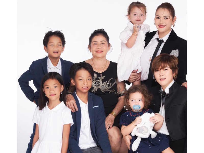 Mới đây, Á hậu Diễm Châu gây chú ý khi đăng tải bức ảnh chụp gia đình quây quần bên 5 con xinh xắn. Cả nhà diện đồng bộ trang phục tông màu trắng - xanh. Kèm theo ảnh, người đẹp chú thích: 'My family (tạm dịch: 'Gia đình tôi')'.
