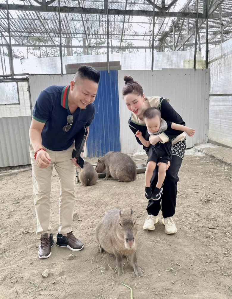 Vợ chồng Bảo Thy dành thời gian đưa con đi chơi đó đây.
