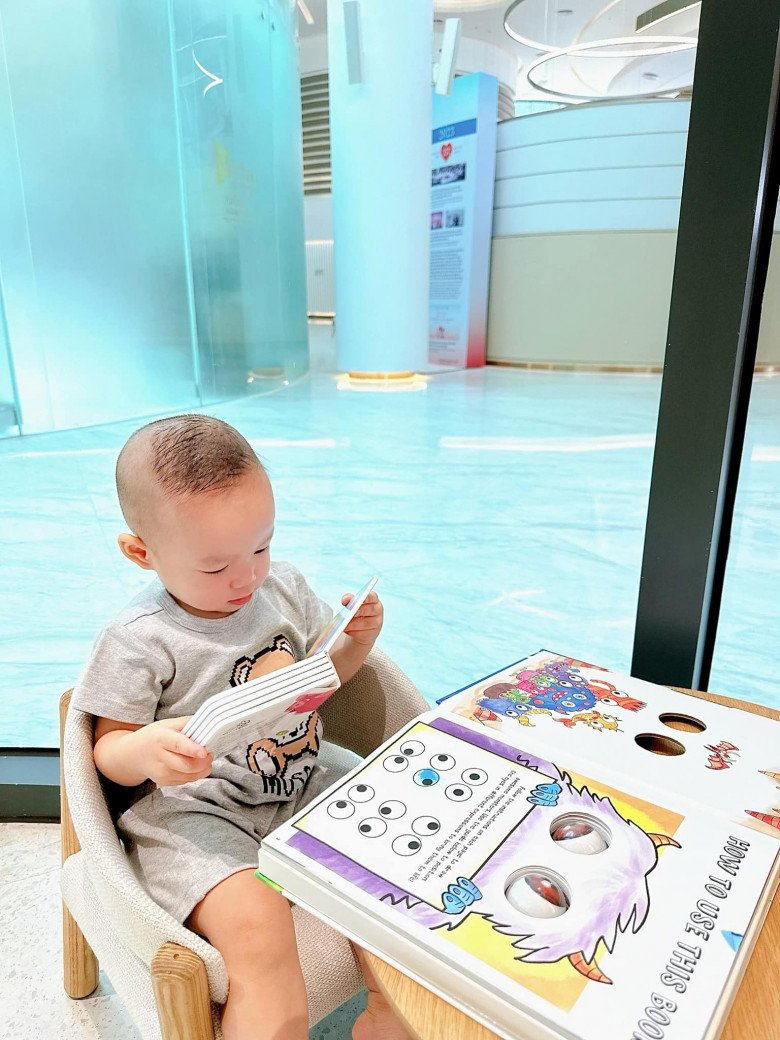 Con trai nữ ca sĩ được học trường song ngữ từ 19 tháng tuổi.