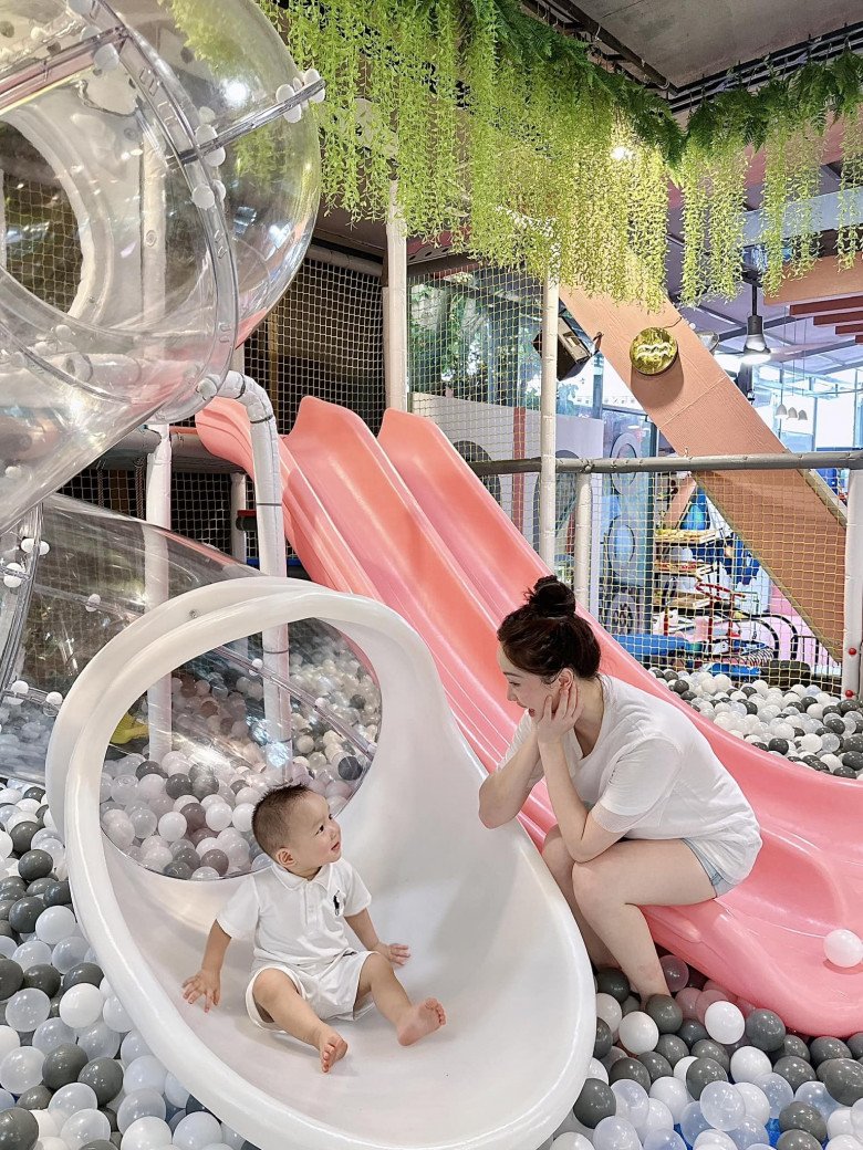 Nữ ca sĩ chăm con không quá vất vả nhờ có chồng hỗ trợ.