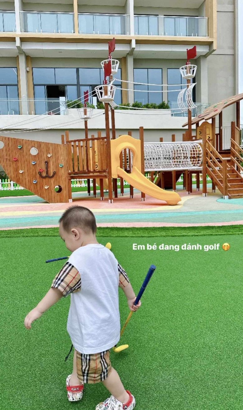 Nhóc tì được học chơi golf từ khi còn bé tí.