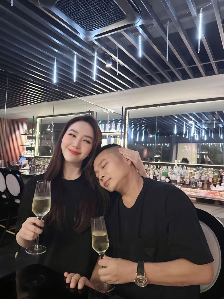 Vừa qua, Bảo Thy và đại gia Phan Lĩnh tổ chức lễ kỷ niệm 4 năm ngày cưới.