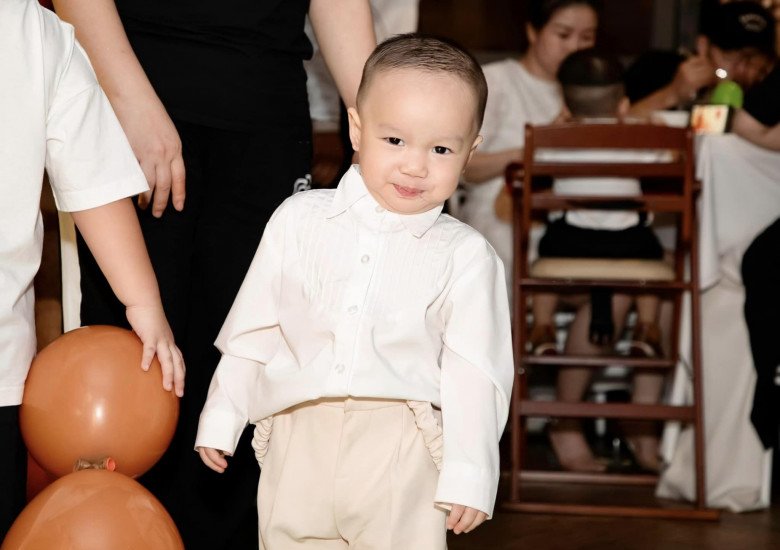 Nhóc tì được khen trông hệt hoàng tử bé vì có nước da trắng và mái tóc nhạt màu.