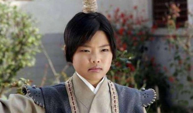 Cô gái nhỏ khác biệt từng ngày.