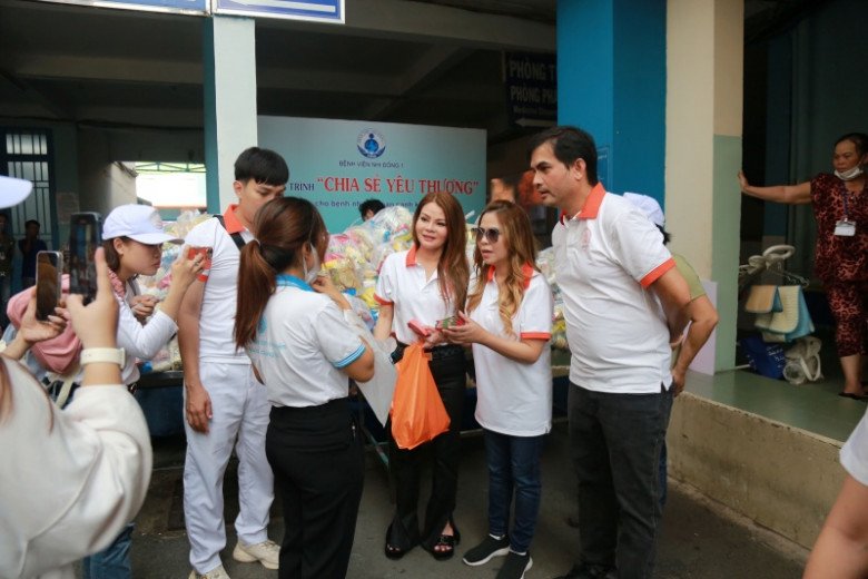 Đức Tiến nhận giải thưởng amp;#34;Nghệ sĩ vì cộng đồng 2023amp;#34;, viên mãn với Hoa hậu Bình Phương sau 13 năm kết hôn - 2