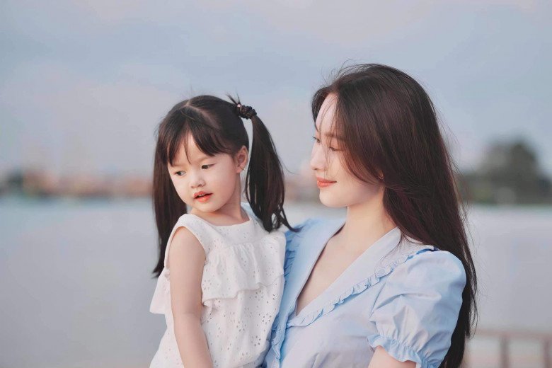 Hoa hậu Đặng Thu Thảo khoe khoảnh khắc bên con gái, ái nữ được mẹ khéo nuôi dạy, ngày càng ra dáng tiểu mỹ nhân - 4