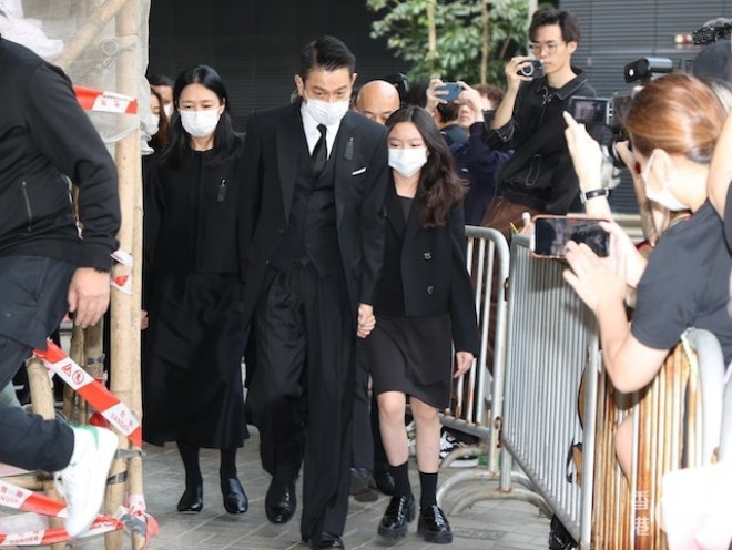 Lưu Đức Hoa nắm tay vợ con đến đám tang bố ruột.