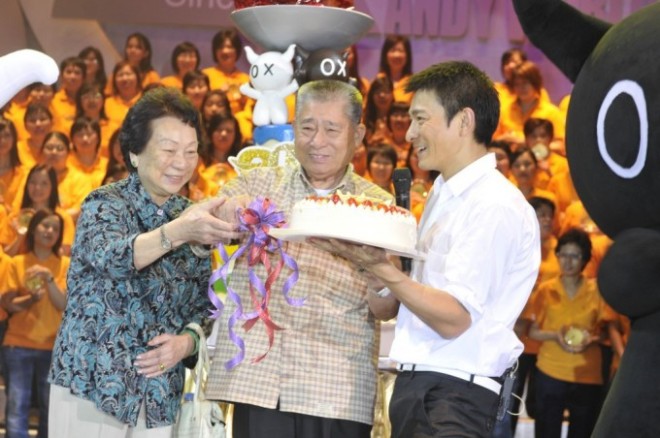 Lưu Đức Hoa bên bố mẹ đẻ khi ông Lưu còn sống.