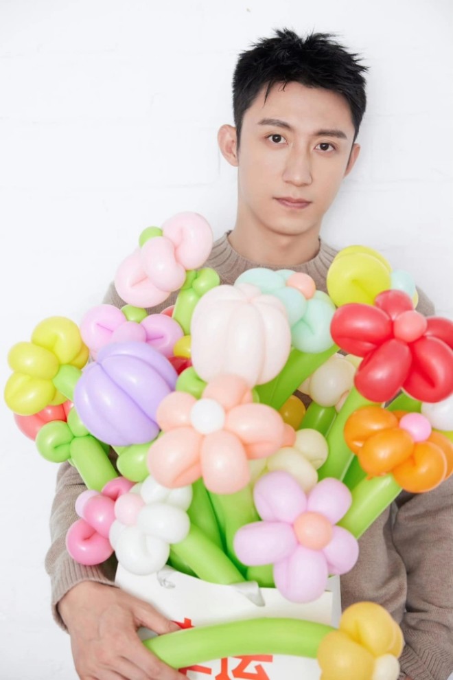 Mới có bằng chứng mỹ nhân Tân Cương tới chúc mừng sinh nhật Hoàng Cảnh Du.