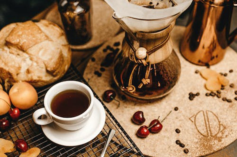 Thêm vào đó, trà chứa ít calo trong khi nhiều loại cà phê lại cung cấp nhiều đường và calo.
