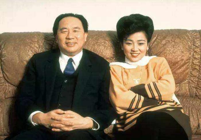 Chân dung tỷ phú lẫy lừng: 1/3 cuộc đời trong tù, em dâu kém 28 tuổi luôn kề vai sát cánh - 4