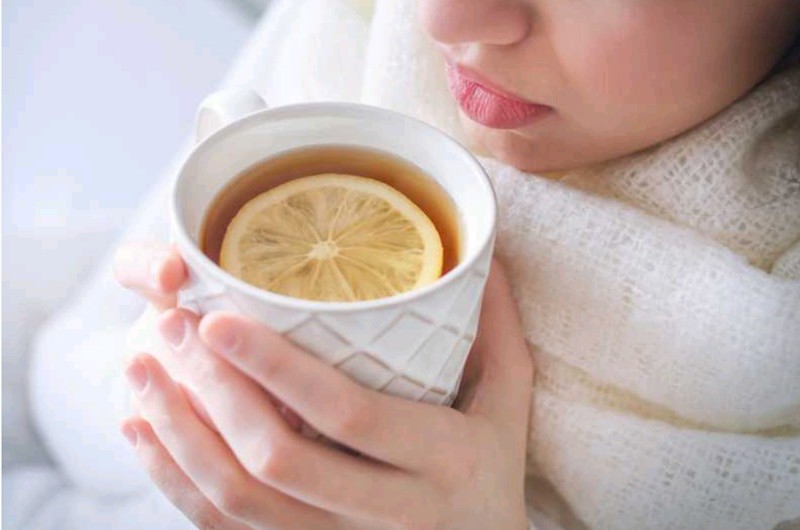 Không có gì nhẹ nhàng hơn việc thưởng thức đồ uống ấm. Thưởng thức trà thảo dược hoặc nước ấm với chanh trong mùa đông này có thể giúp kiểm soát cơn đói và giữ cho bạn đủ nước.
