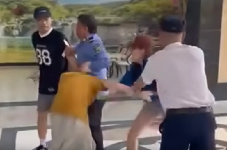 Hai người nam, nữ liên tục đánh tới tấp, giật tóc người phụ nữ áo vàng