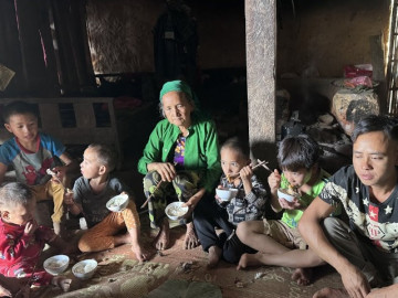 Gia đình ở Hà Giang có 5 con trai: Vợ bỏ về ngoại, chồng một mình chăm sóc đàn con thơ