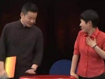 Cô gái mang món quà được bà lão tặng đi thẩm định, chuyên gia thốt lên: Hãy đứng vững khi tôi định giá