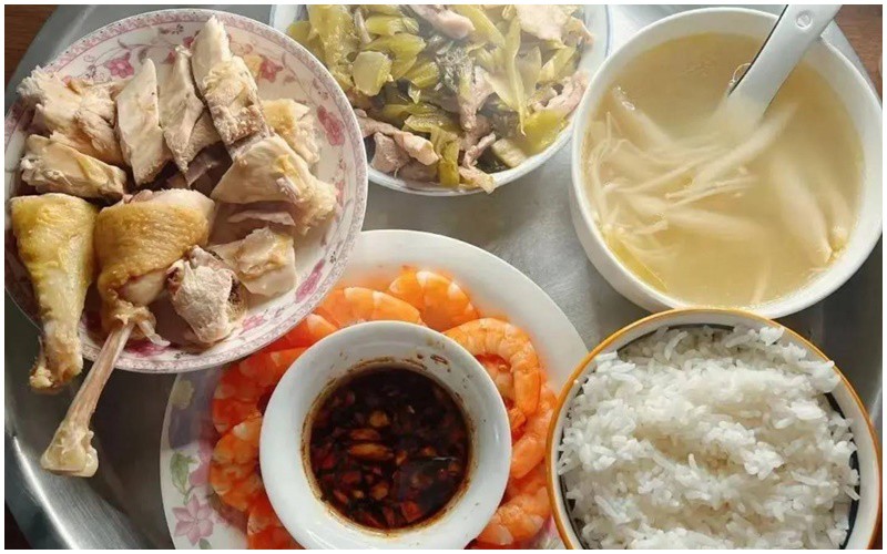 Cô Lý Tiểu Phân - bà mẹ bỉm sữa ở Quảng Đông đã khiến cộng đồng mạng ganh tị khi chia sẻ những bữa cơm đầy đủ dưỡng chất do mẹ chồng nấu.

