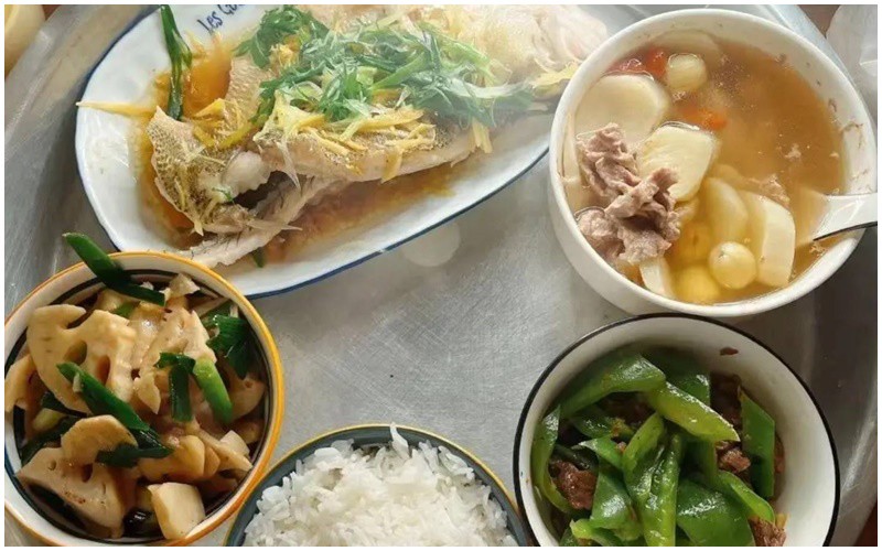 Mẹ chồng cô Lý Tiểu Phân là một đầu bếp giỏi, các món ăn cữ bà nấu luôn đầy đặn và giàu chất dinh dưỡng.
