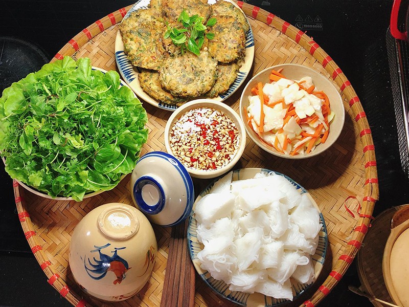 Bún ăn kèm chả rươi.
