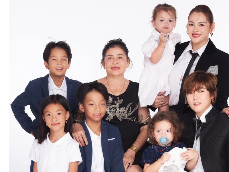 Á hậu Diễm Châu tung hình ảnh bên gia đình đầy hạnh phúc. Nhan sắc của người đẹp cùng mẹ và các con nhận được nhiều lời khen ngợi.
