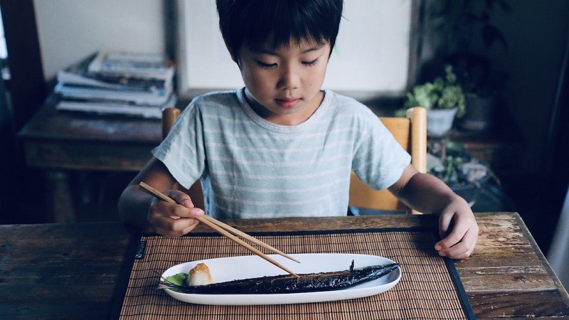 Mặc dù trẻ ăn cá mang đến nhiều lợi ích, tuy nhiên không phải loại cá nào cũng an toàn, mẹ nên hạn chế cho trẻ ăn nhiều những loại cá sau đây, đặc biệt với trẻ nhỏ dưới 3 tuổi. 
