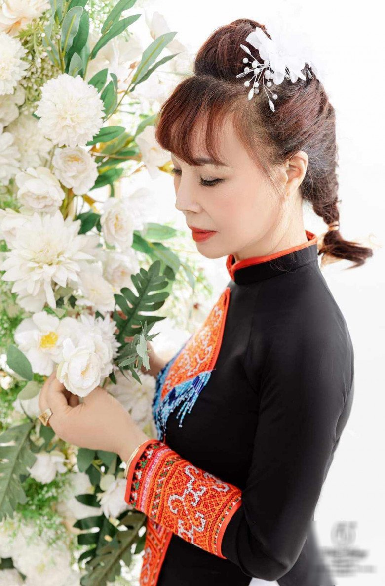 Nhan sắc trẻ trung nhận về cơn mưa lời khen của cô dâu U70 Thu Sao.