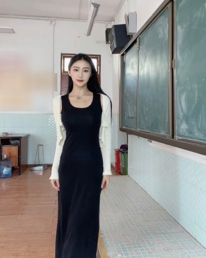Cô giáo có nên diện váy body lên bục giảng 