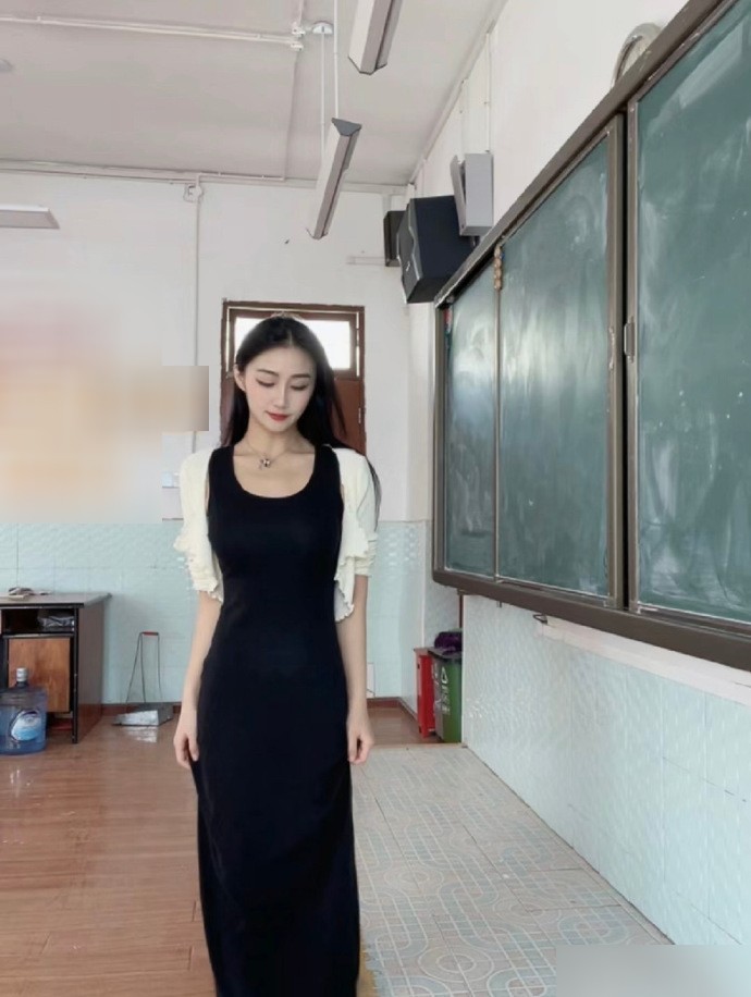 Cô giáo có nên diện váy body lên bục giảng 