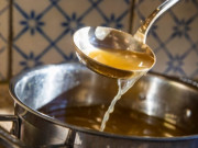 Sức khỏe - Phụ nữ ăn gì để luôn đủ đầy collage, da căng mọng? Chân gà giàu collagen nhưng vì sao chuyên gia khuyên dùng món khác