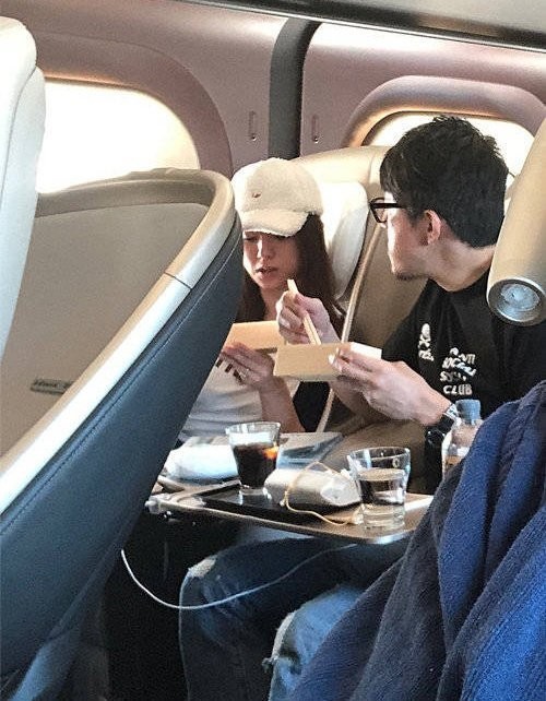 Sugimoto Hiroyuki và Fukada khi còn bên nhau trong chuyến bay đi nghỉ năm 2019.