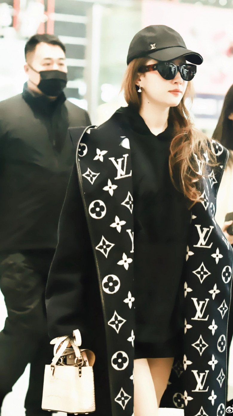 Lưu Diệc Phi nhận một cây hàng hiệu.