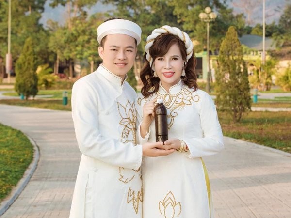 Cặp đôi không ngại thể hiện tình cảm ngọt ngào sau hơn 5 năm chung sống.