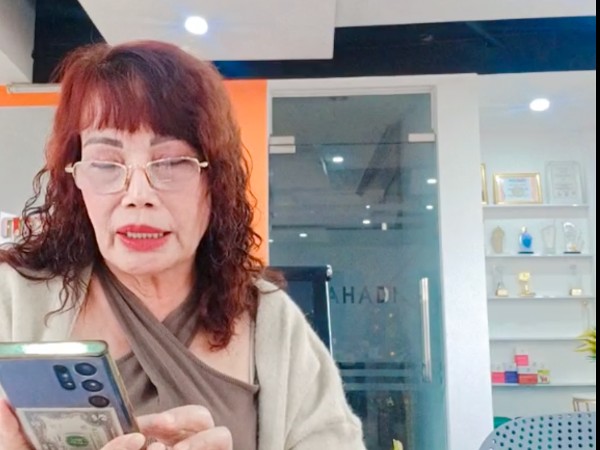Cộng đồng mạng nhanh chóng nhận ra nhan sắc khác hoàn toàn của Thu Sao trên các buổi livestream.