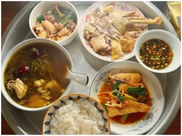 Nàng dâu ở cữ được mẹ chồng đầu bếp nấu cơm cho ăn, nhìn mâm cơm nóng hổi ai cũng thèm