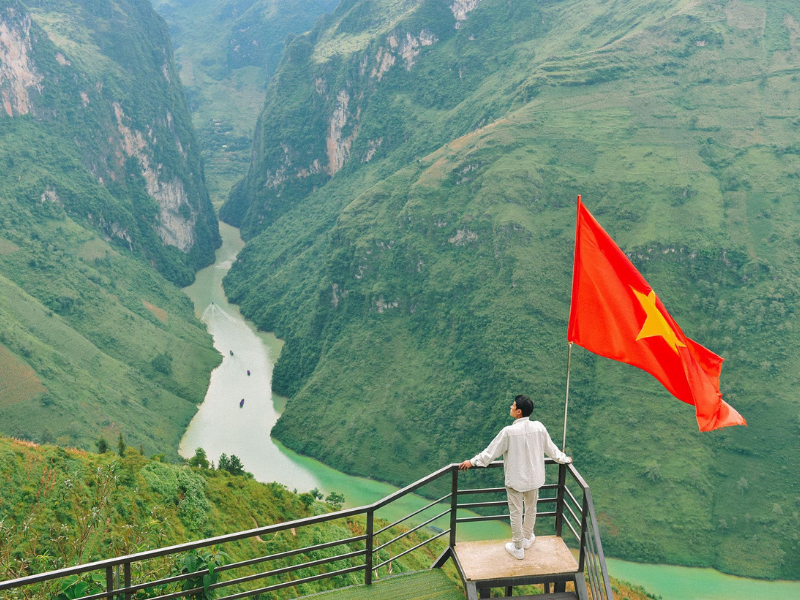 Cảm giác đứng từ trên cao nhìn ngắm sông núi, mây trời và hít thở bầu không khí trong lành, se lạnh ở Hà Giang quả thật vô cùng khác biệt.
