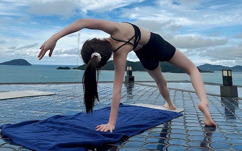 PunPun tập yoga trên du thuyền hạng sang, một trong những khoảnh khắc cô yêu thích nhất là ngắm bình minh khi tập bộ môn này. 
