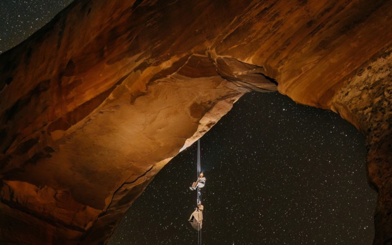 Nhiếp ảnh gia Traci Edwards (Mỹ) đã chụp ảnh một cặp đôi đang đu dây trên vách đá dưới bầu trời sao. Bức ảnh sau đó đã giành chiến thắng ở hạng mục Phá vỡ quy tắc. 
