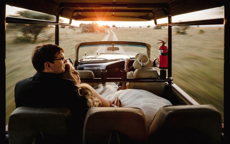 Bức ảnh chụp một cặp đôi đang ngồi trên xe ô tô, chạy băng băng trên đường dưới ánh chiều tà của nhiếp ảnh gia Ruan Redelinghuys (Nam Phi) đã lọt vào hạng mục Phá vỡ quy tắc. 
