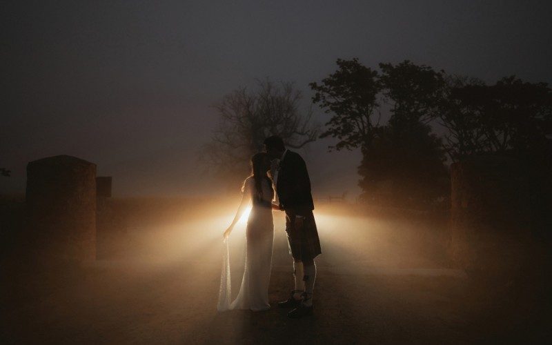 Bức ảnh của nhiếp ảnh gia Zoe Yoffe (Anh). Trong màn đêm bao trùm, ánh sánh vây quanh cặp đôi thể hiện cho tương lai tươi đẹp. 

