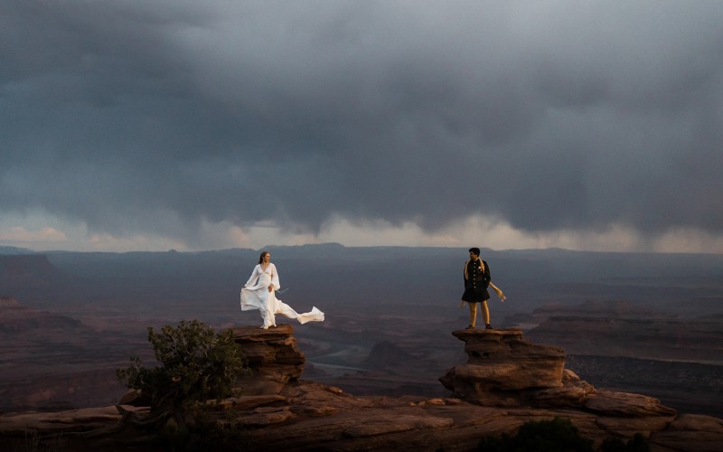 Bức ảnh chụp khoảnh khắc cặp tình nhân trước cơn bão của nhiếp ảnh gia Aimée Flynn (người Mỹ) đã giành chiến thắng ở hạng mục Chân dung cặp đôi. 
