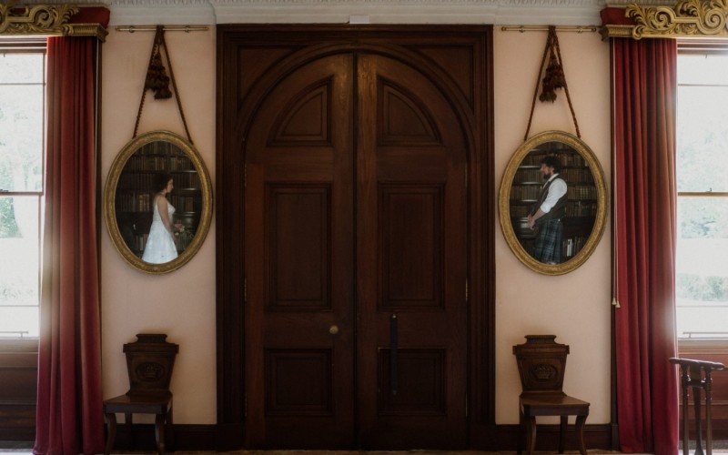 Bức ảnh với cô dâu chú rể xuất hiện trong gương ở hai bên cánh cửa của nhiếp ảnh gia Raini Rowell (người Anh) đã lọt vào chung kết hạng mục Chân dung cặp đôi. 
