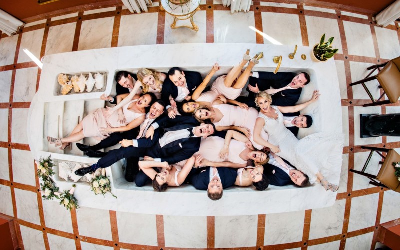 Bức ảnh tiệc cưới này đã mang về cho nhiếp ảnh gia người Mỹ Jeff Tisman giải thưởng cao nhất ở hạng mục Đội nhóm. 
