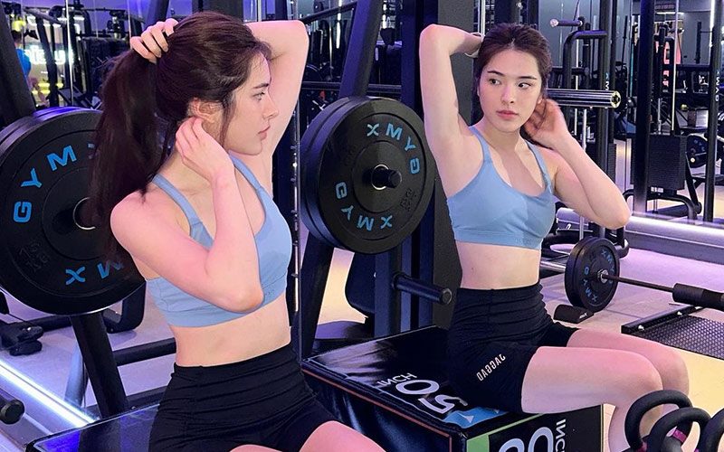 Cận cảnh khoảnh khắc đi tập gym gợi cảm và trắng mịn màng không tì vết của PunPun, cô thường đẩy tạ khoảng 15 đến 20kg. 
