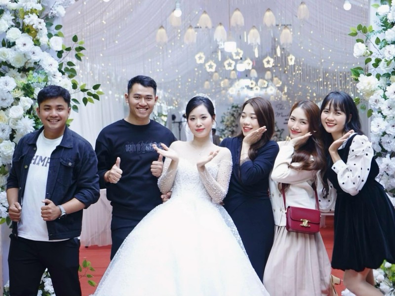 Trên trang cá nhân, Hòa Minzy vừa tiếp tục đăng tải hình ảnh đi ăn cưới. Nữ ca sĩ đến chúc phúc cho nữ quân nhân Thu Uyên, cả hai từng đồng hành trong chương trình "Sao nhập ngũ".
