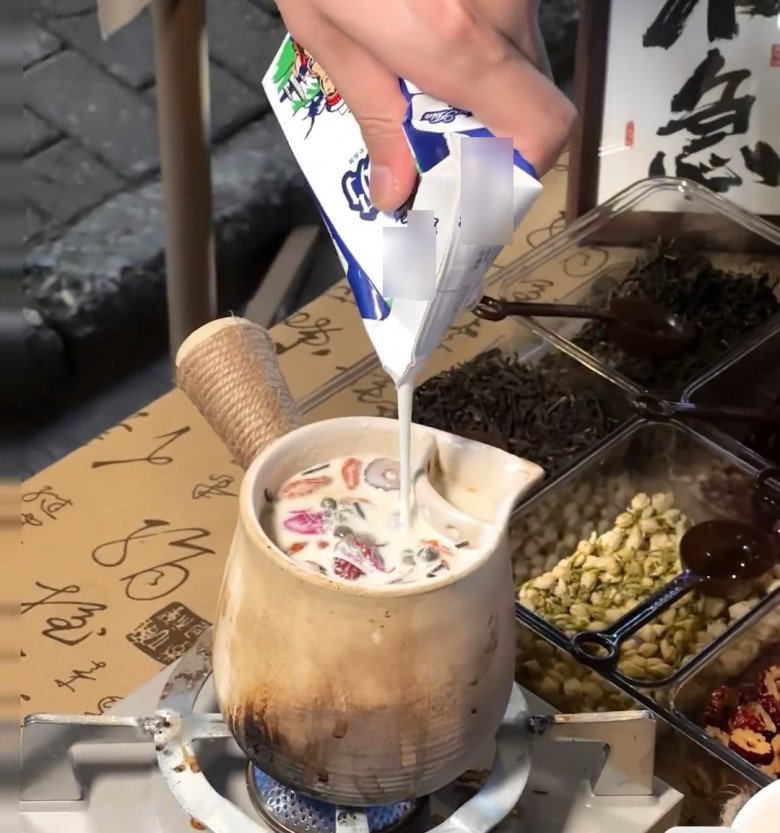 Trà sữa Vân Nam hiện đang trở thành món nước uống hot nhất nhì đường phố Hà Nội những ngày vừa qua. Nhiều người không ngại xếp hàng hàng chục phút thậm chí là hơn 1 giờ đồng hồ để mua được một ly trà sữa Vân Nam.