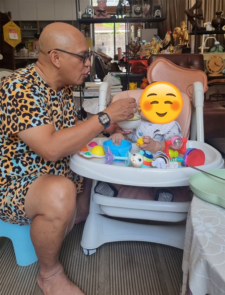 Nhà sản xuất có con út ở tuổi U60.