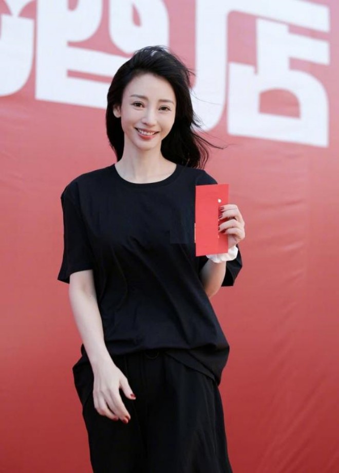 Cô gầy gò hơn hẳn và cũng không gợi cảm như trước kia.