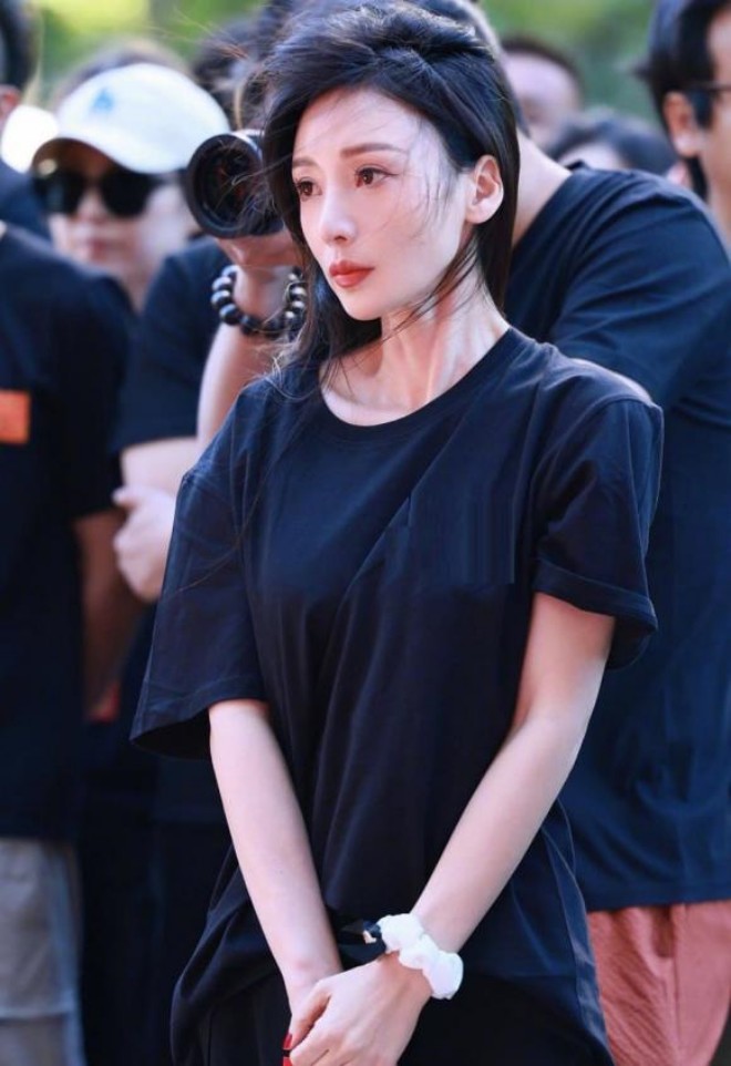 Vóc dáng hốc hác của Liễu Nham gây chú ý.