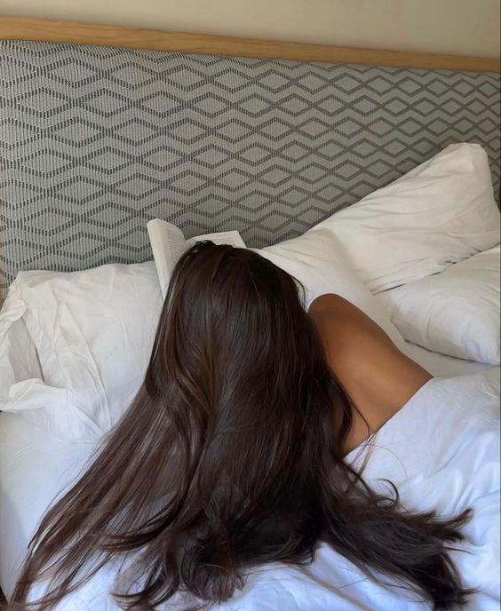 Gạt tóc hết lên trên khi ngủ để tránh đè lên tóc làm gãy tóc, rối tóc.